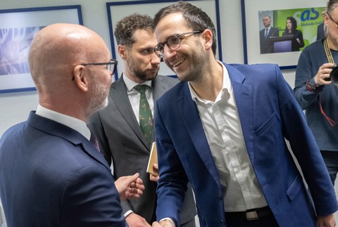 okruhly stol rozhovor