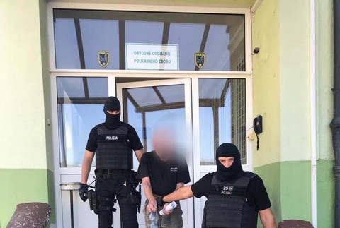 Štefana, ktorý mal brutálne zabiť svojho suseda a potom ho vláčiť na lane za autom, poslal súd do väzby