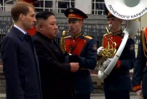 Kim dorazil do Ruska. V meste museli prestavať pre to vjazd do stanice