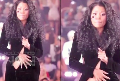 Rapperke Nicki Minaj sa roztrhli šaty počas vystúpenia