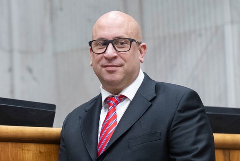 44. schôdza Národnej rady SR - mimoriadna. Vyslovenie nedôvery ministrovi dopravy SR Jozefovi Rážovi.