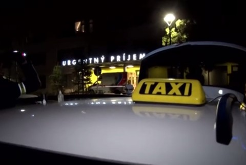 Tomáš v taxíku napadol neznámeho muža a bodol ho do srdca. Pred súdom sa priznal