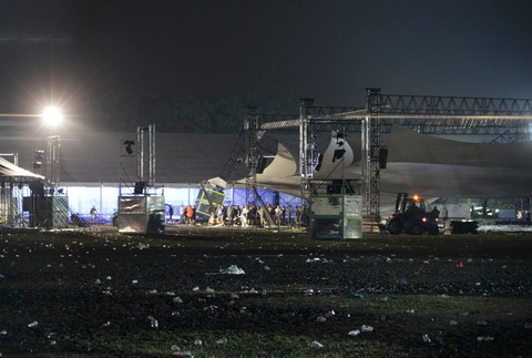 Belgicko_spadnutá tribúna_5 mŕtvych_mladí