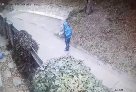 VIDEO: Neznámy muž sa prechádzal so zbraňou v ruke po Bratislave