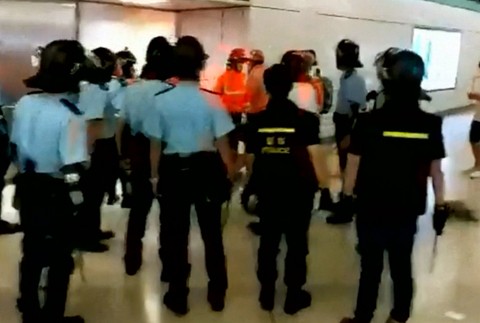 Na vlakovej stanici v Hongkongu hospitalizovali 45 ľudí. Na okoloidúcich zaútočil dav maskovaných mužov