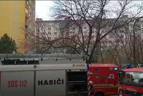 Na bratislavskom sídlisku vypukol požiar. Hustý dym sa valí z okna bytu
