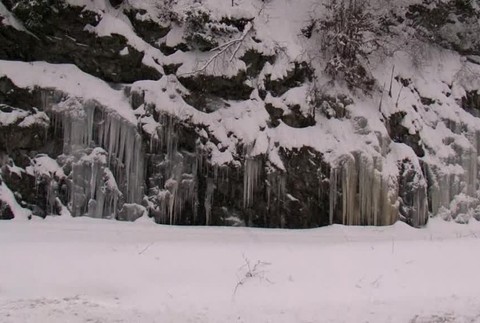 Husté sneženie komplikuje situáciu. Lavína spadla pred prichádzajúci vlak