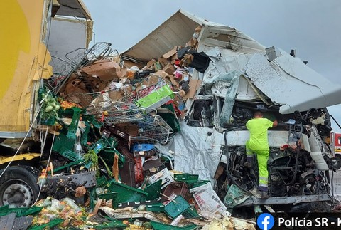 Tragédia v skorých ranných hodinách: Vodič neprežil čelnú zrážku