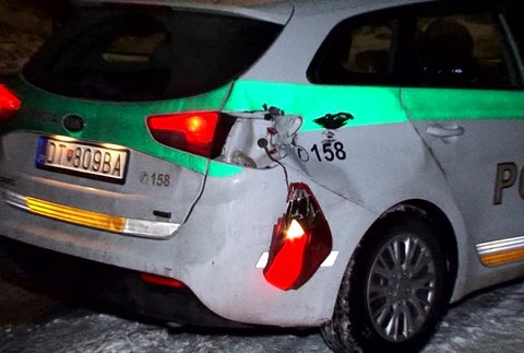 Nehoda na priecestí. Vlak zachytil policajné auto 321