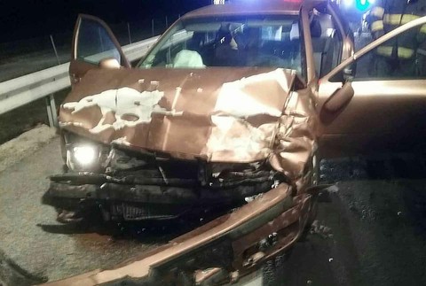 Zrážka osobných áut na R1. Časť úseku cesty museli uzatvoriť