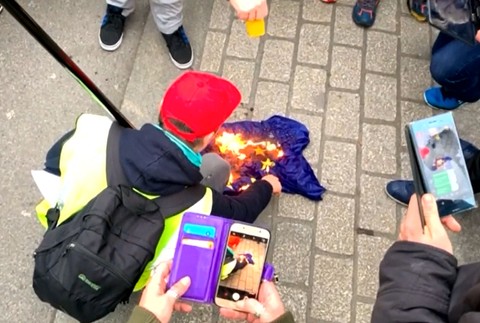 Agresívny protest pre brexit. Žlté vesty sa rozšírili do Británie