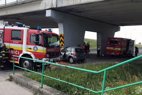 Smrteľná nehoda na vjazde do Bratislavy. Vodič v plnej rýchlosti nabúral do betónového piliera
