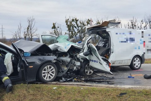 Vážna nehoda pri Strážskom. Cestu uzavreli
