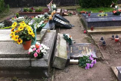 hroby_zničené_Rohožník_neznámi vandali