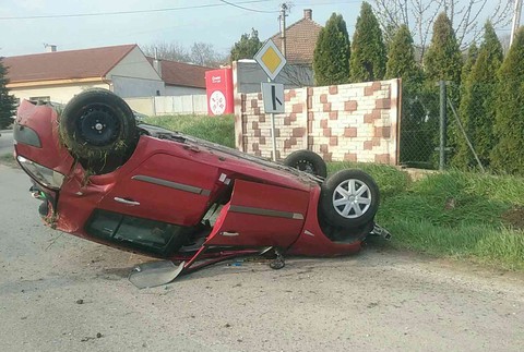 Pri obci Budmerice havarovalo osobné auto