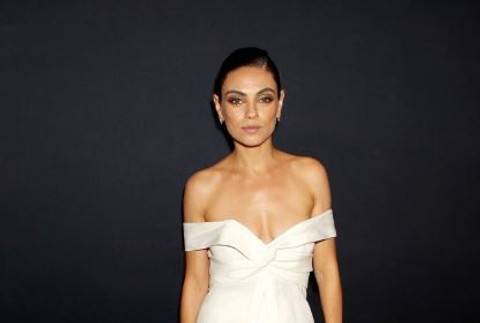Mila Kunis v bielych šatách