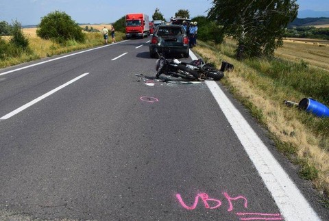 Mladý motorkár (16) narazil do auta pred ním, skončil v nemocnici