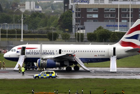 Britské lietadlo letisko Londýn Heathrow british Airways hasiči