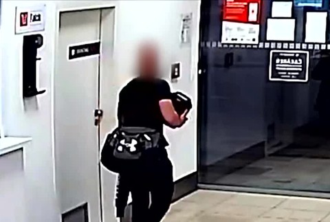 Ukradnutý defibrilátor z autobusovej stanice už opäť visí na svojom mieste. Vrátil ho sám zlodej