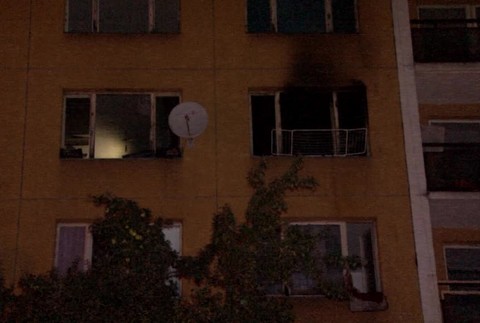 [multi] V noci zachvátil požiar byt vo Veľkom Krtíši. Býva v ňom matka s piatimi deťmi 3823