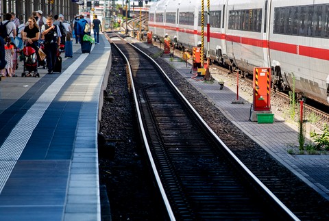 Muž, ktorý strčil pred vlak matku s dieťaťom, je sám otcom troch detí
