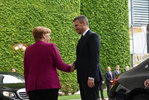 Pellegrini sa víta s nemeckou kancelárkou