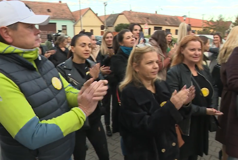 Rodičia pred základnou školou 3