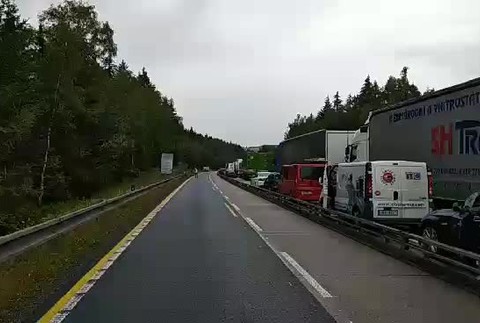 Kolóna na českej D1, zhorel tam kamión1400
