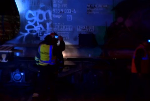 Nešťastie v Rusovciach. Mladík vyliezol na vagón a začal horieť