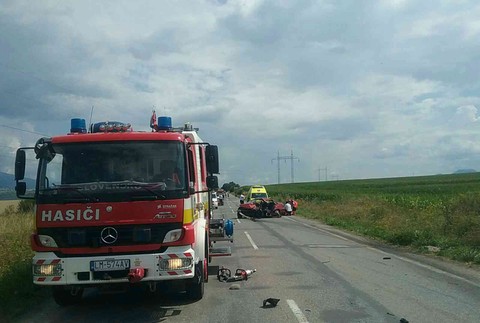 Vážna nehoda pri Liptovskej Mare. Cestu uzavreli v oboch smeroch 