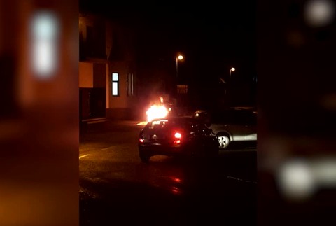 Páchateľ podpálil auto uprostred Žiliny. Oheň dostali pod kontrolu až hasiči