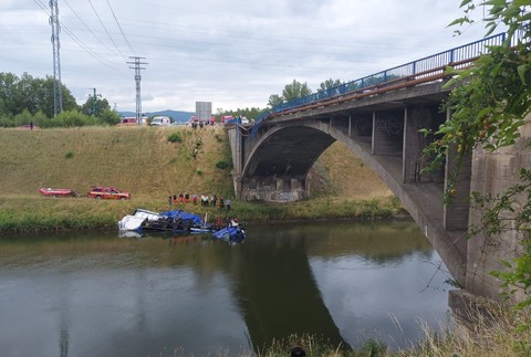 Nehoda kamióna: Vodič zletel z mosta