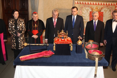 Zeman český prezident korunovačné klenoty 3