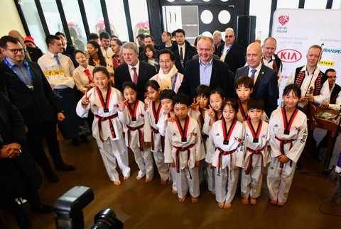 Veľvyslanec Lajčiak, starosta mesta Gangneung,  Kiska, Siekeľ a mladí taekwondisti