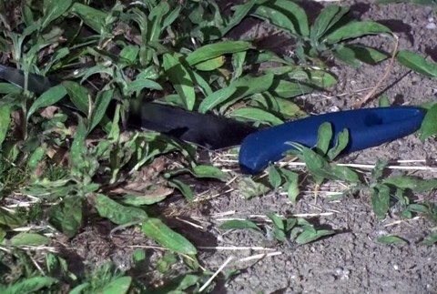 Muž postavil na nohy celé sídlisko. Vyhrážal sa explóziou, z okna vyhodil bicykel a po policajtovi hodil nôž