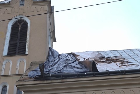 Poškodený kostol v Kochanovciach