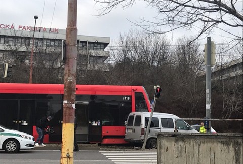 Doprava v bratislavskej Dúbravke zostala ochromená. Auto sa zrazilo s električkou