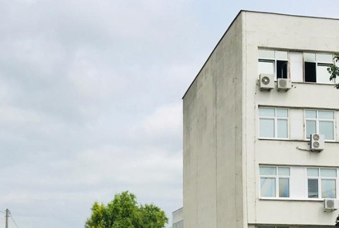 Hasiči zasahujú pri požiari v Trnave. 