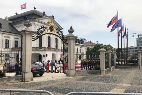 Prezident Andrej Kiska sa lúči s prezidentským palácom prehliadkou čestnej stráže