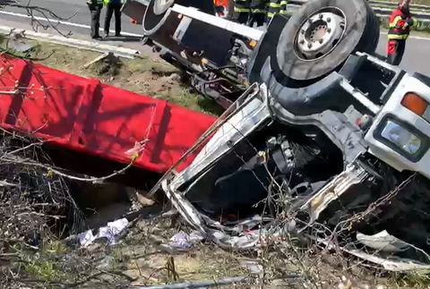 Diaľnicu D2 uzavrela nehoda