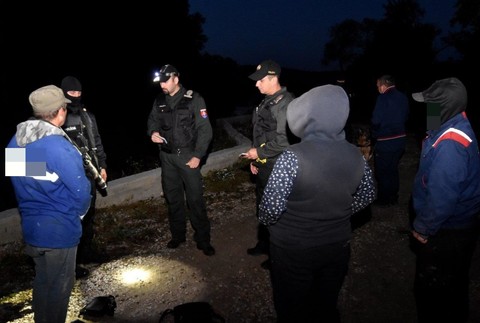 Falošné doklady a zamestnávanie načierno. Polícia pri razii na západnom Slovensku zadržala Srba a troch Ukrajincov