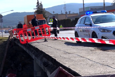 V Partizánskom sa zrútila časť konštrukcie mosta