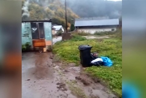 Zvláštne sťahovanie. Majiteľ pozemku odtiahol unimobunku, v ktorej, podľa rodiny, boli deti