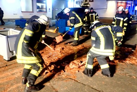 FOTO: Ulicu zaplavili litre čokolády. Hasičom museli pomáhať aj špecialisti