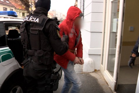 Po zásahu NAKA sa pred súd postavilo 8 osôb. Počas razie zadržali aj aktéra státisícovej lúpeže