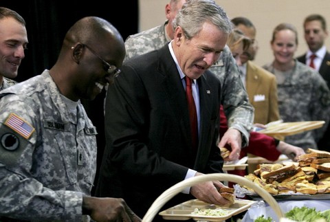 Bývalý americký prezident George Bush s vojakmi