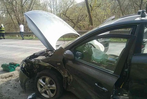 Zrážka troch áut si vyžiadala troch zranených. Cestu uzavreli 