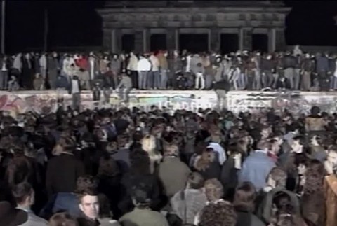 Pád Berlínskeho múra zažil aj Slovák zo Sniny. Namaľoval naň obraz, ktorý je na pohľadniciach