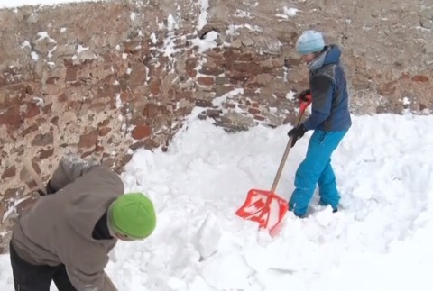 Hrad v Starej Ľubovni obsadili horolezci. Odpratať musia viac ako 10 ton snehu