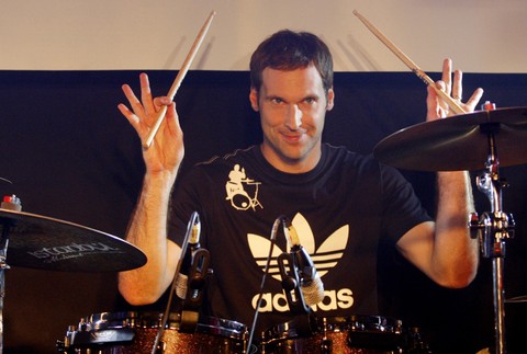 Petr Čech vymenil bránu za bicie